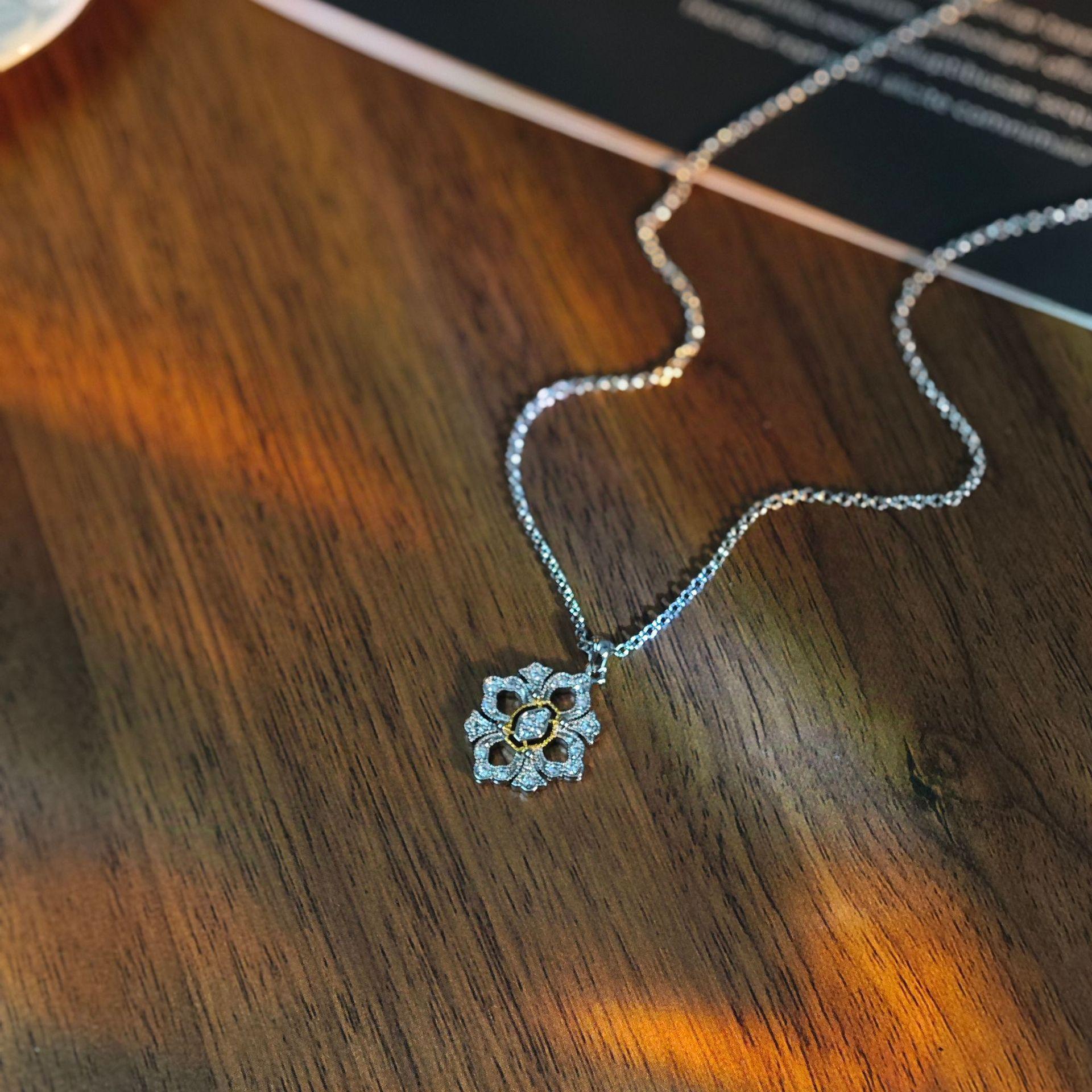 Italian Brass Qi Lati Full Diamond Hollowed Four-Leaf Clover Necklace Female Retro Court Style Flower Collarbone Chain