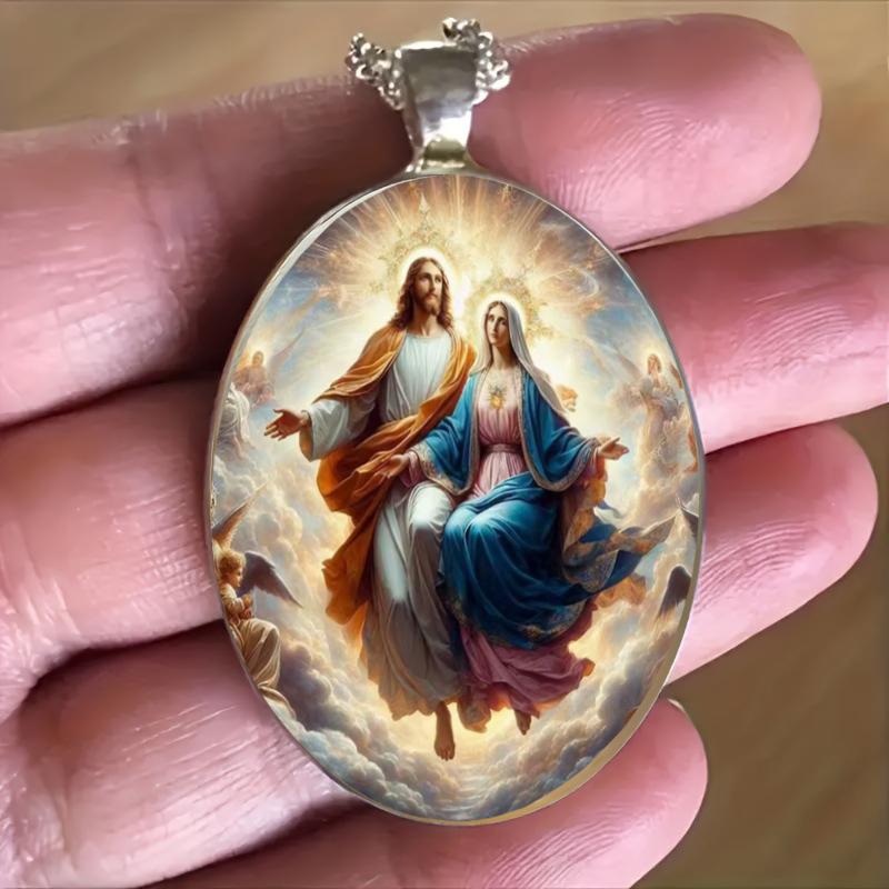 Un collier pendentif représentant Jésus, la Vierge Marie et des thèmes de la foi chrétienne, avec un pendentif en verre gemme temporel.
