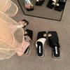 2024 Sommer neue Abendmode Französische Schnalle Mode Sandalen schöne Oberbekleidung mit Rock dicker Absatz Zehensteg coole Hausschuhe