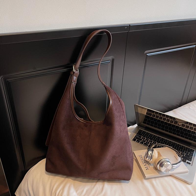 

Осенняя сумка высокой стоимости женская новая корейская версия простой однотонной сумки через плечо повседневная большая вместительная сумка-тоут для поездок на работу темно-коричневого