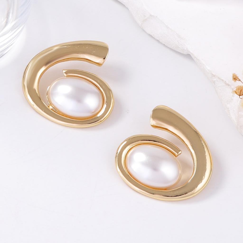 Fashionable and trendy alloy geometric spiral imitation pearl ear studs, retro, individual and exaggerated design sense earrings