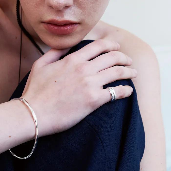 AT015 AFTER WAVY BANGLE