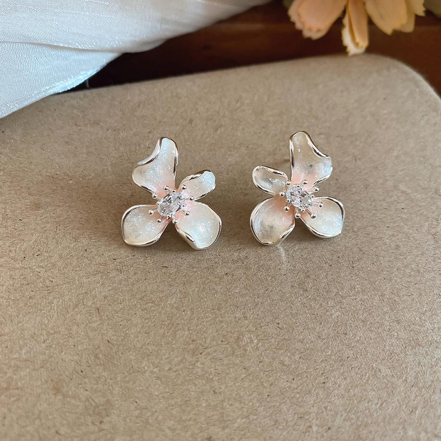 Seaside vacation wind gradual change oil painting wind petal stud earrings small fresh sweet earrings light luxury niche high sense earrings