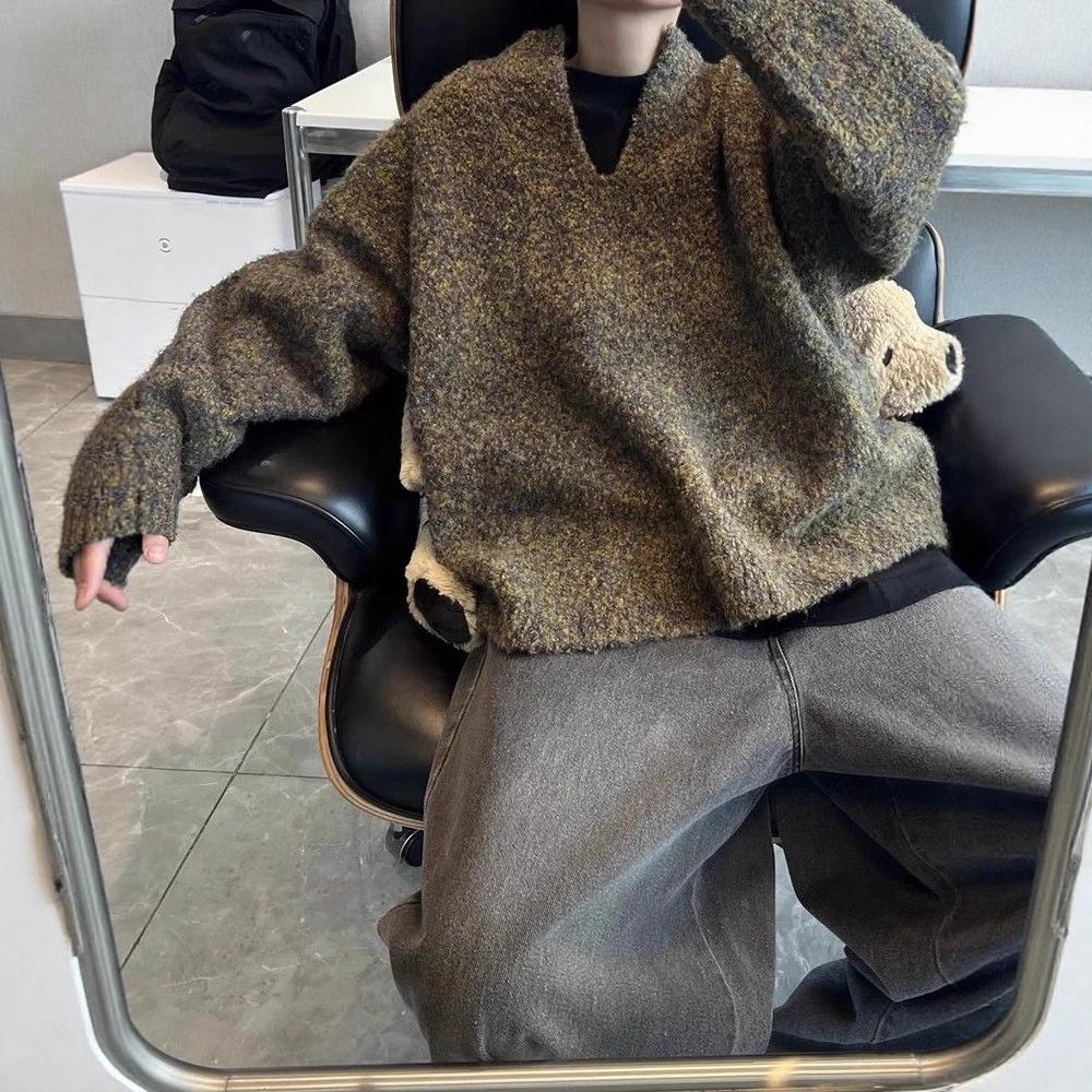Niche Moss Green Knit V-neck Sweater - Autumn/Winter Loose Fit, Granular Texture.