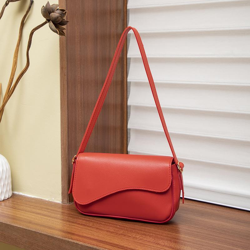 

2025 простой дизайн нерегулярный клапан магнитная застежка квадратная сумка модная и элегантная на плечо под мышкой сумка для мобильного телефона красный
