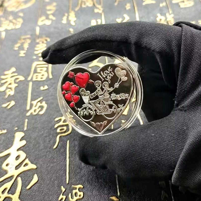 Herzförmige Gedenkmünze, kleines Geschenk für Paare, Souvenir für Freundin, Liebesobjekt, Metallhandwerk, bunte Rosen