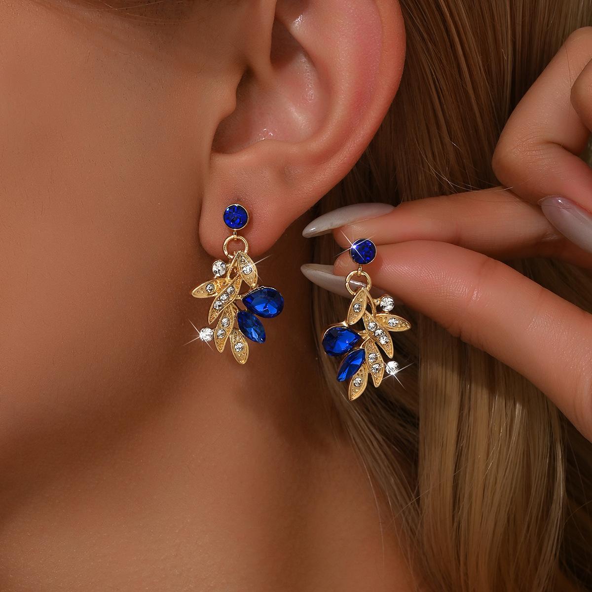 

French High-End Atmosphere Unique Leaf Stud Earrings Niche Design Gentle Earrings Temperament Celebrity Light Luxury Ear Jewelry