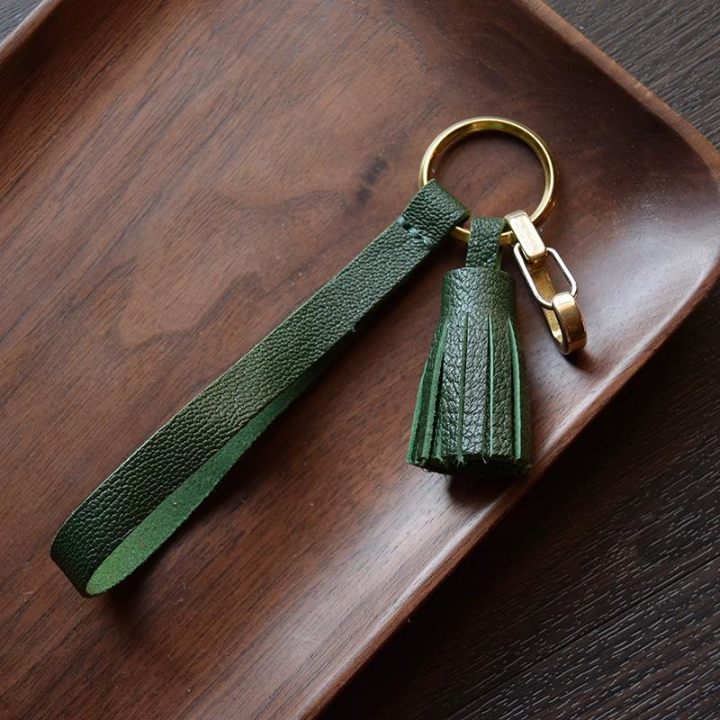 Originální francouzský kozí semišový ručně vyrobený střapec, přívěsek na klíče od auta, ozdoba dámské kabelky, zakázková dárková klíčenka.