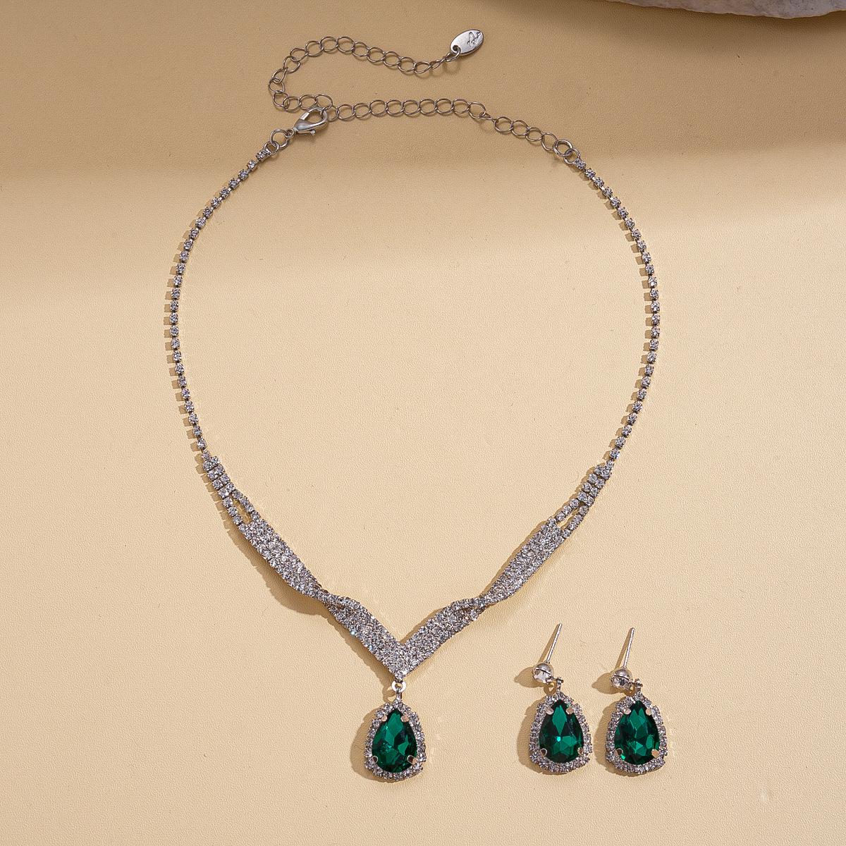 Элегантный набор украшений: серьги-подвески с инкрустацией бриллиантами в форме капли и колье на ключицу