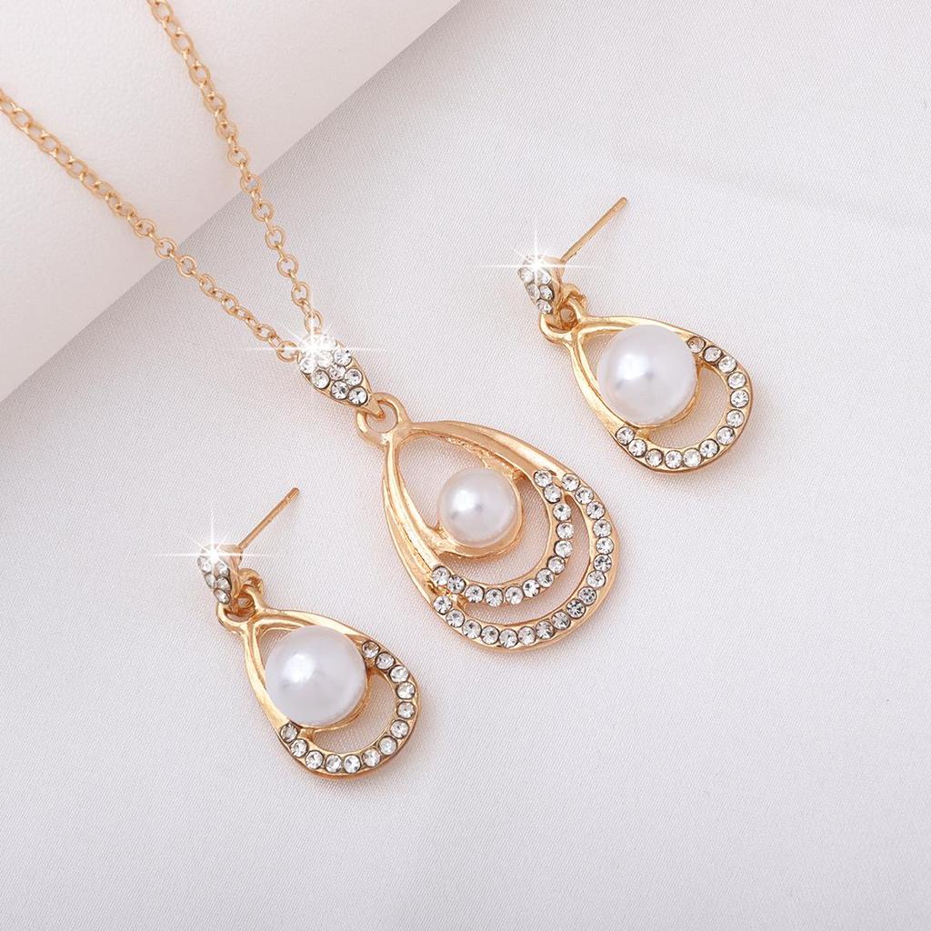 Elegant Teardrop Pearl Jewelry Set: Necklace & Stud Earrings for Bridal Wear
