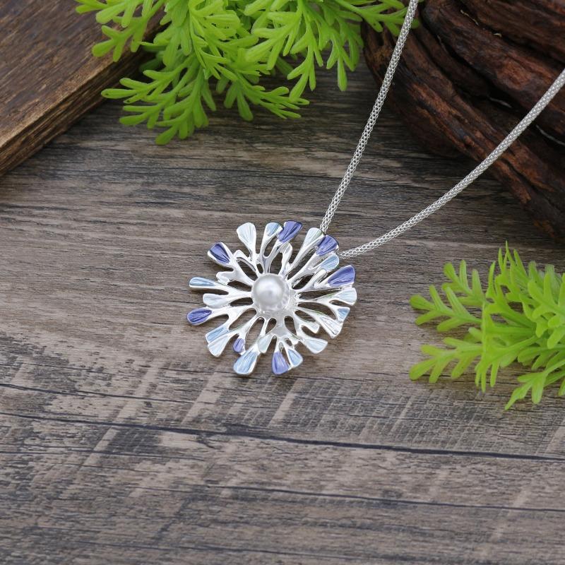 New Enamel Color Hollow Geometric Petal Pendant Women's Simple High-end Versatile Flower Necklace