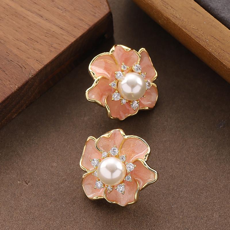 

Mori sweet exquisite pastoral enamel drop glaze diamond three-dimensional flower pearl stud earrings high-end earrings рожевий