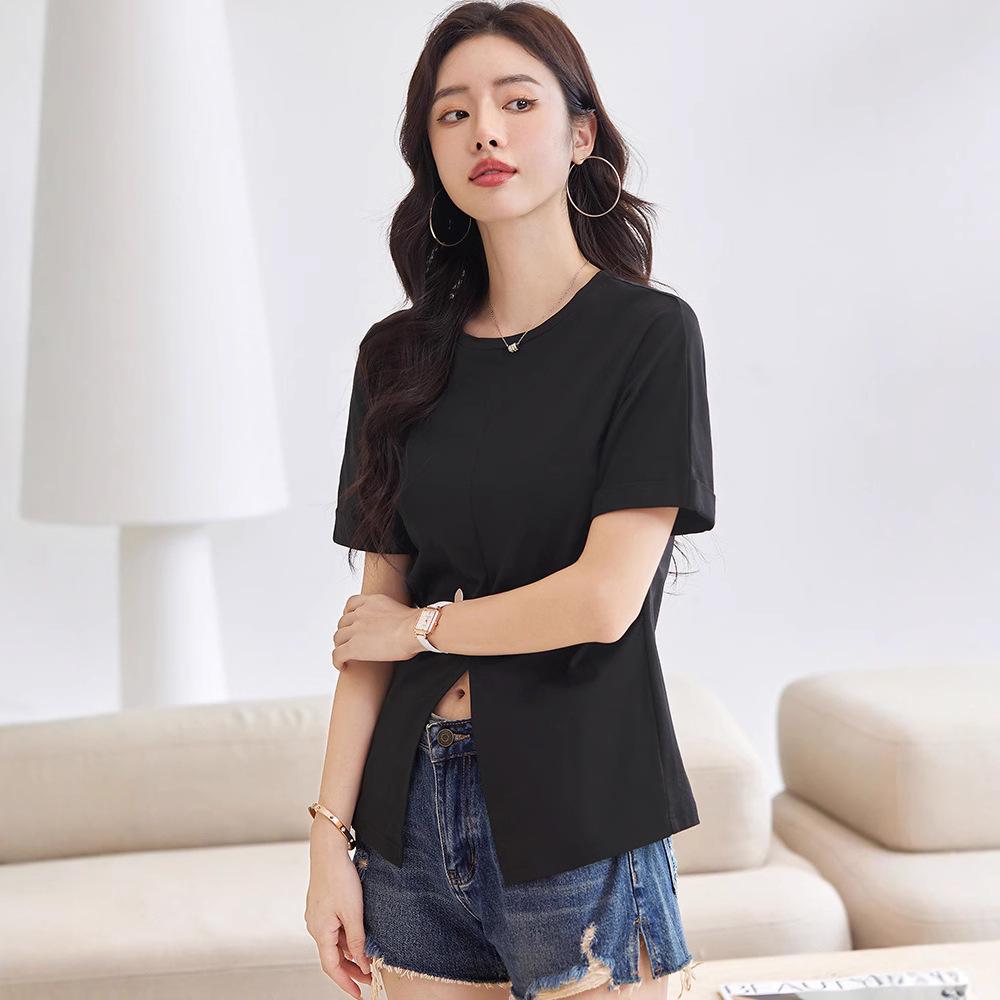 Tricou de damă cu mânecă scurtă din bumbac mercerizat în stil coreean, cu mâneci suflecate și șliț lateral.