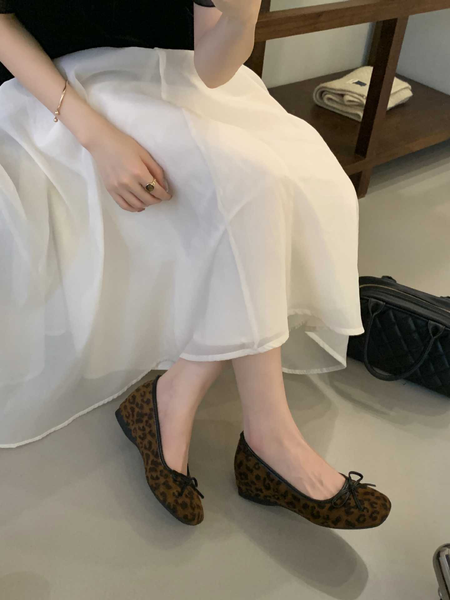 

2025 autumn and winter Japanese new bow inner height increase four-color women s single shoes 40 леопардовый