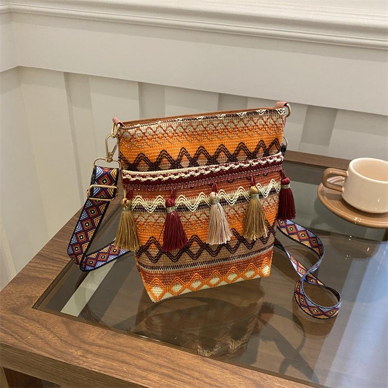 

Простая и модная сумка на одно плечо с бахромой. Сумка через плечо в стиле ретро для поездок на работу и отдыха.