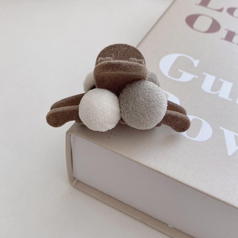 

Korean & Japanese Style Cute Bang Clips: Small Claw Hair Accessories for Women