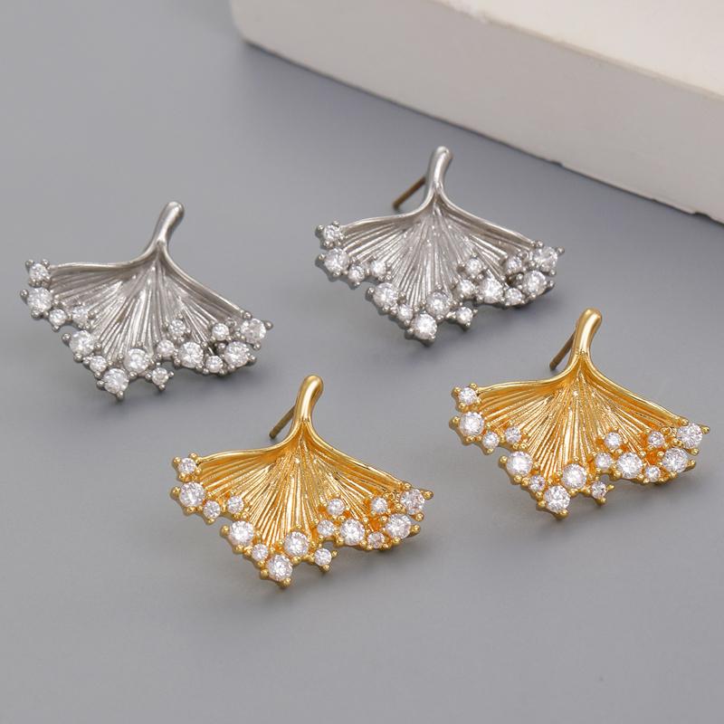 Shiny Metal Ginkgo Leaf Inlay Rhinestone Stud Earrings for Women Exquisite Gold Color Leaf Irregular Earrings Fashion Jewelry