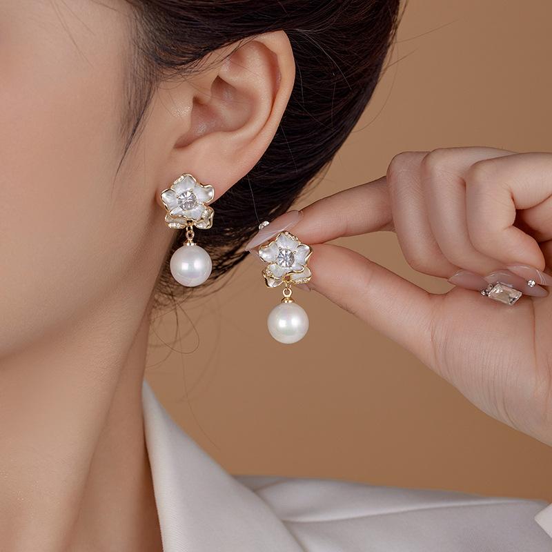 Bílé perlové náušnice Camellia Dámské Lehký Luxusní Design Sense Prémiové napichovací náušnice Francouzský temperament Květinové náušnice