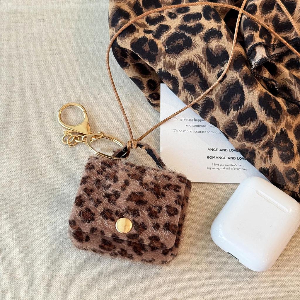 Ciondolo e Collana in Pelle con Stampa Leopardo: Moneta, Auricolare, Custodia per Occhiali e Catena per Maglione – Ornamento di Lusso.