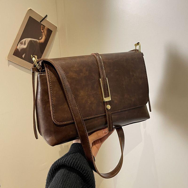This year, popular small bags are women's new niche one-shoulder underarm bags, high-end texture commuter retro messenger bags.