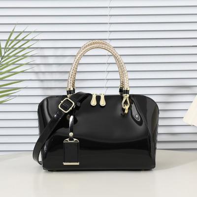 Damska torebka z błyszczącym wykończeniem jest modna, trendy i wysokiej klasy. Jest to torba crossbody na jedno ramię o dużej pojemności.