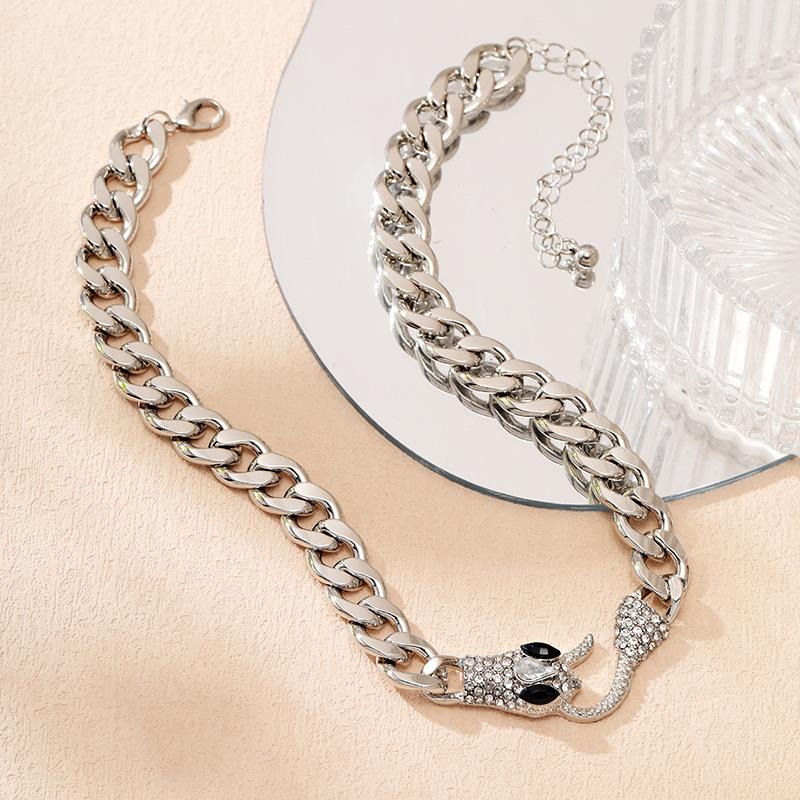 Luxurious snake shaped metal necklace, crystal snake buckle, gold and silver material, thick border chain, rhinestone decoration
