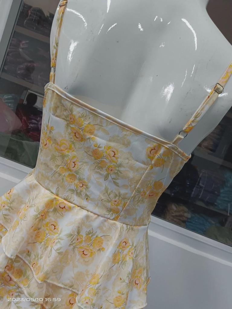 2023 Módní tištěná šifonová sukně - Sexy šaty na ramínka bez zad s volánovým detailem