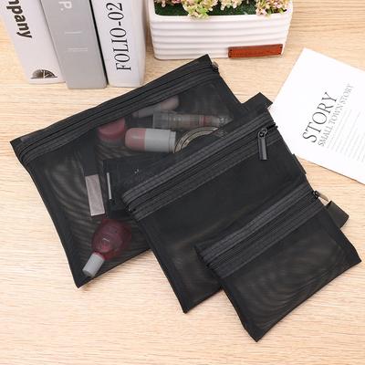 1 sac de rangement pour cosmétiques en maille.