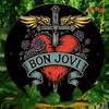Semn Metalic D Flat Bon Jovi Artă de Perete Muzică Rock Vintage Design cu Inimă Sacră și Aripi Placă Metalică Estetică Bar Acasă Garaj Ro
