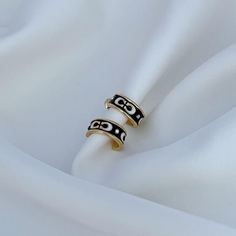 

Серьги-подвески в виде подковы из перегородчатой эмали с покрытием из 18-каратного золота и серебряной иглой 925 пробы чёрный