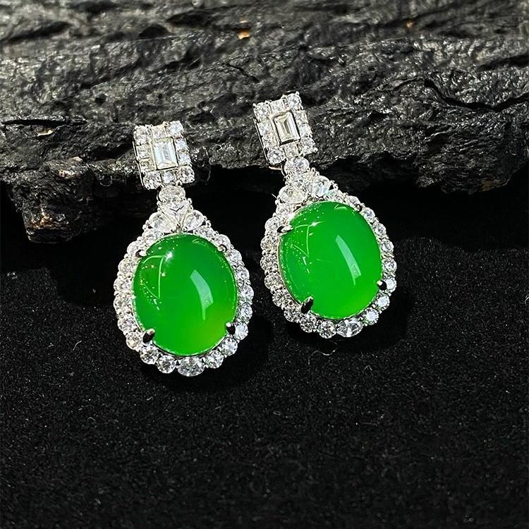 Natürliche Chalcedon Damen Ohrstecker sind vergleichbar mit Jadeit Halskettenanhänger eingelegt mit neuem chinesischem grünem Ei Oberflächenachat Set Schmuck