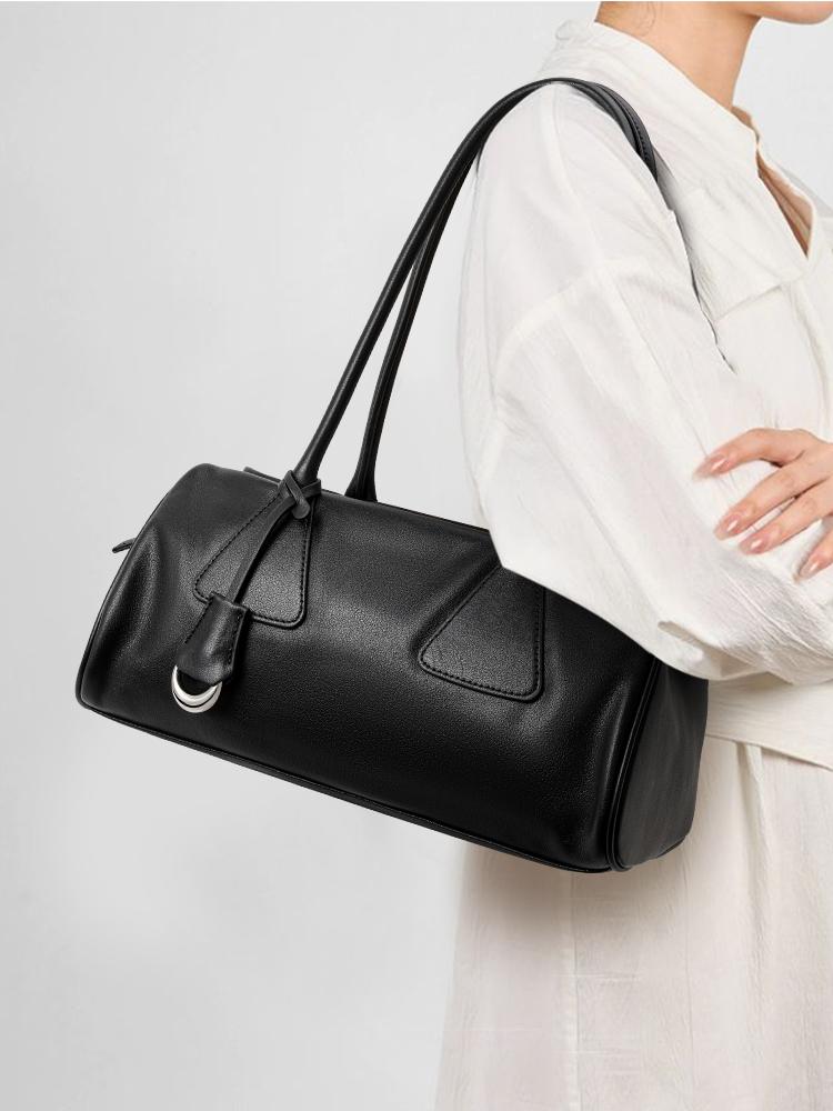 

Женская сумка-тоут из натуральной кожи черного цвета с деталью в виде металлического кольца – классическая сумка через плечо для повседневного использования