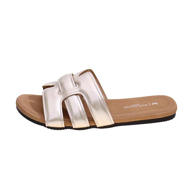 Internet celebrity fashion fairy wind beach sandals 2025 summer and autumn new French versatile flat casual one-word slippers