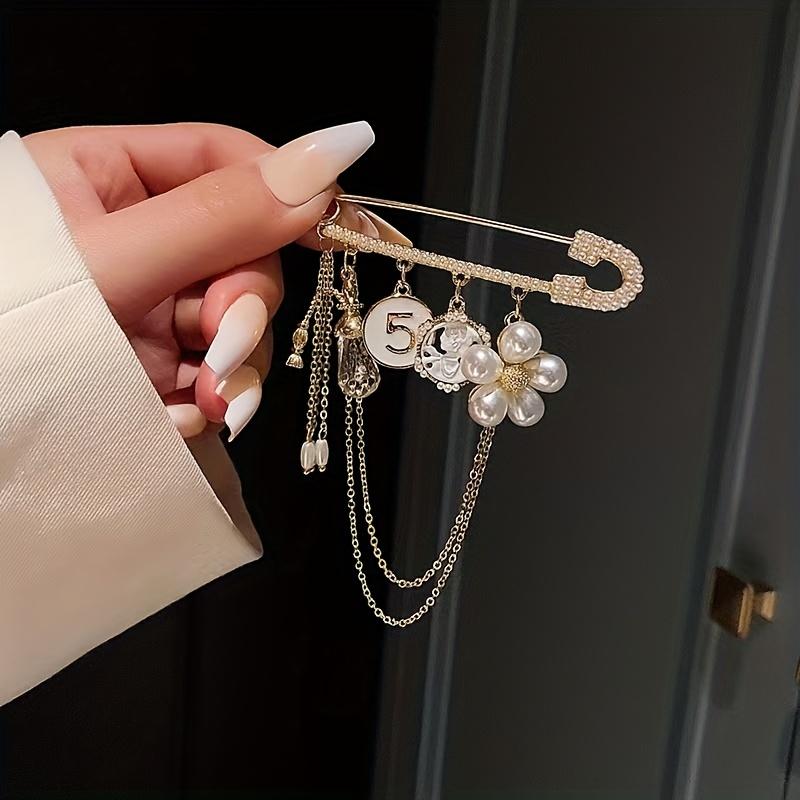Glamorous Flower Shaped Pearl Pendant Brooch Sparkling Faux Pearl Inlay Safety Pin Design Luxury Style