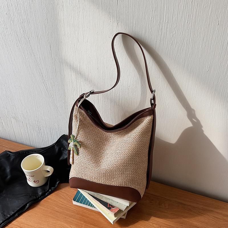 

Summer Large Capacity Vacation-style Woven Bag, Bucket Bag, Fashionable Single Shoulder Crossbody Bag With pendant бежевий