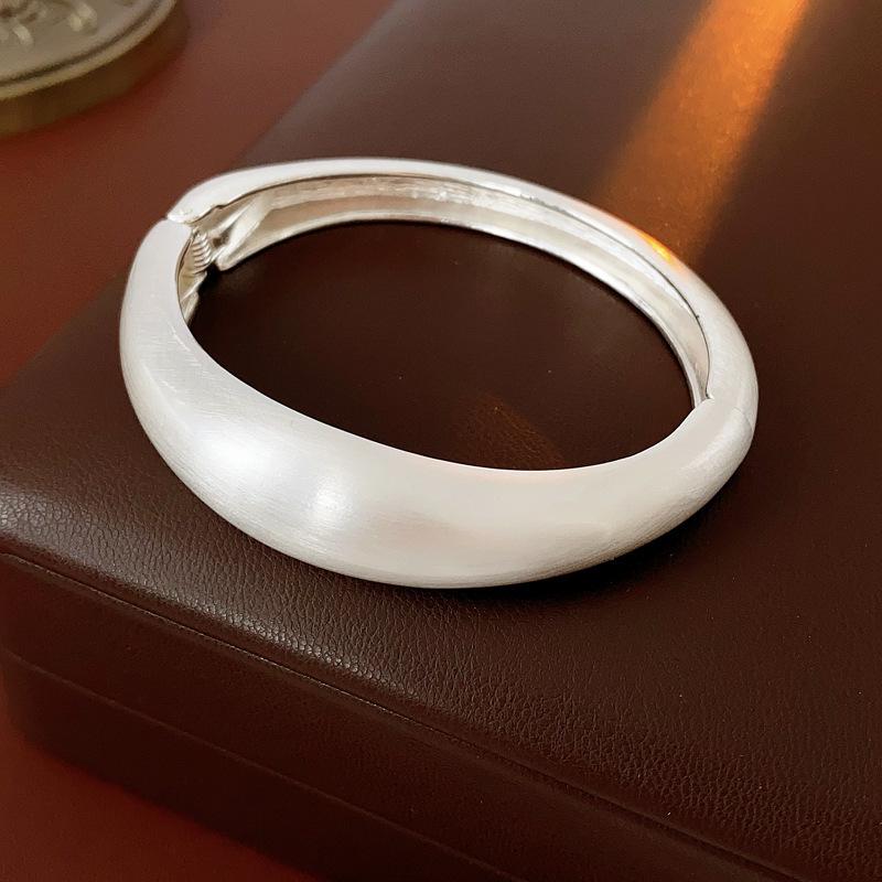 European & American Pleated Metal Bangle: Elegant Cold-Style Bracelet with High-End Luxury Design