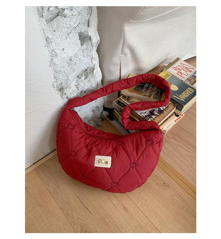 

Корейский нишевый дизайн хлопковая сумка для одежды женская сумка 2025 новая в иностранном стиле повседневная сумка-пельмень легкая наплечная сумка-мессенджер тренд красный