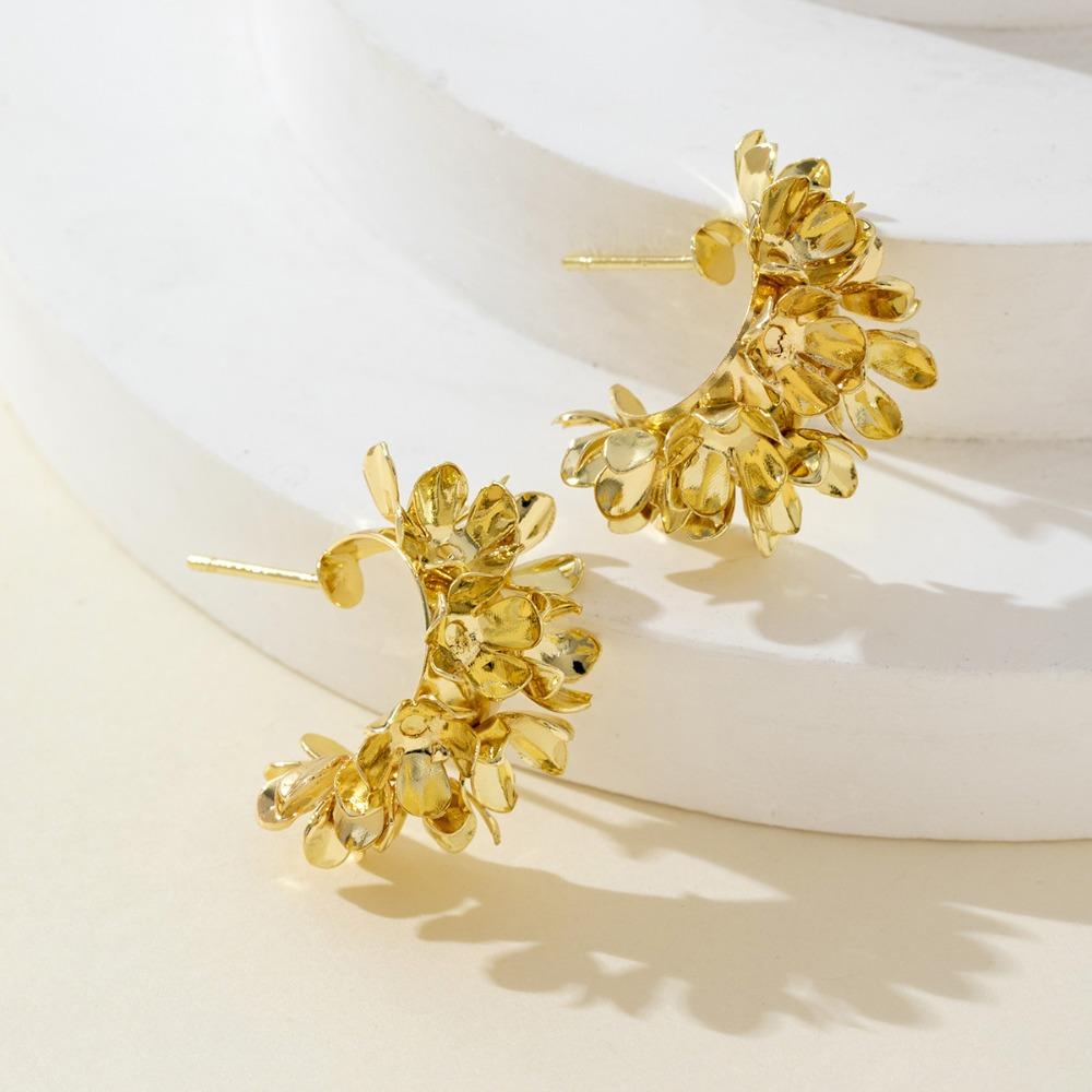 Retro Exquisite Gold Color Flowers C-circle Stud Earrings for Women Fashion Temperament Party Daily Wear Jewelry Accessory Gifts