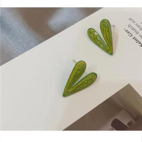 

Green small fresh love mosquito coil disc ear clips women without ear piercings design sense niche personality simple temperament earrings