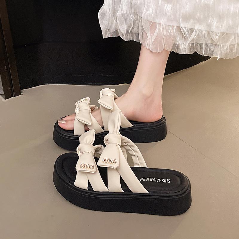Beach slippers feel versatile sandals 2025 summer shit seaside stepping on bow wind thick-soled slippers