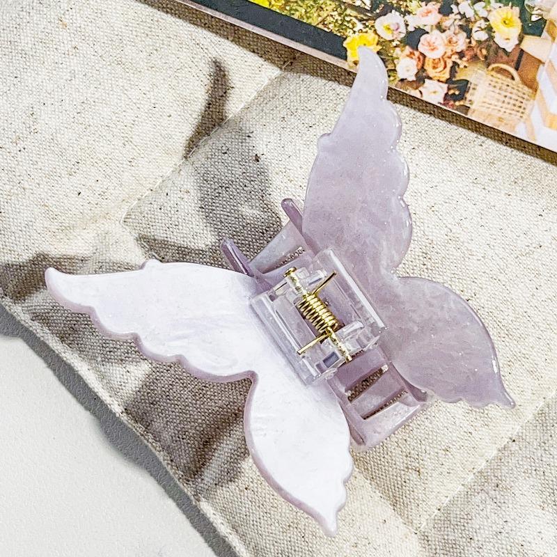The Oval Hair Clip Exudes A High-end Feel. The Half-tied Shark Clip At The Back of The Head Is A Fashionable Hair Accessory