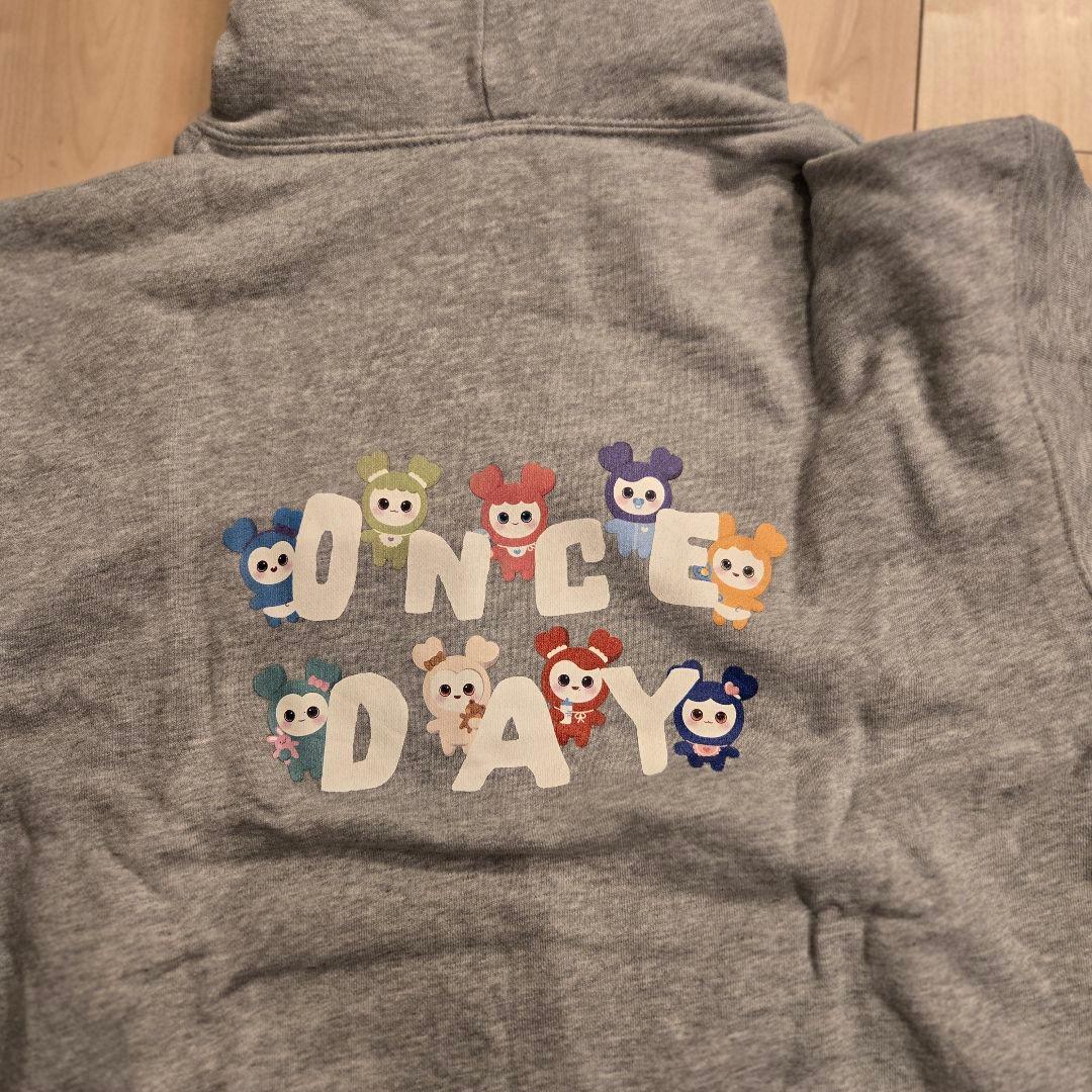 

[Б/У] Толстовка TWICE ONCEDAY 2022 в отличном состоянии, размер M