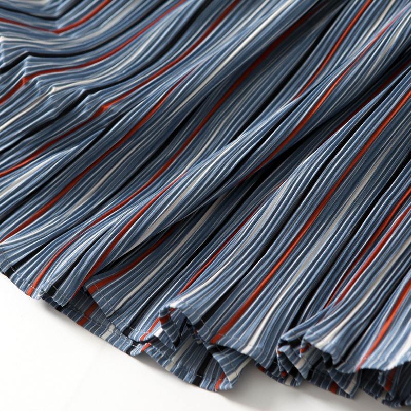 Světle modrá džínová sukně s patchworkovým lemem z bavlny a vlny, s plisováním a přezkou s hřebíčky, s vysokým pasem, midi sukně