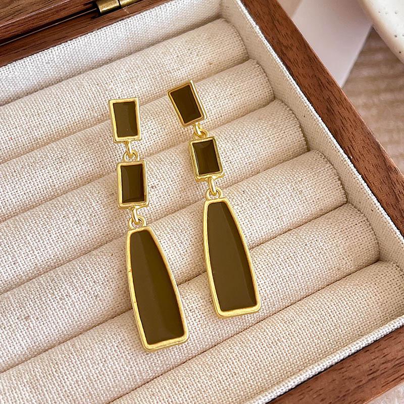 Eleganckie kolczyki z perłami: Prosty, luksusowy design na jesień/zimę 2024