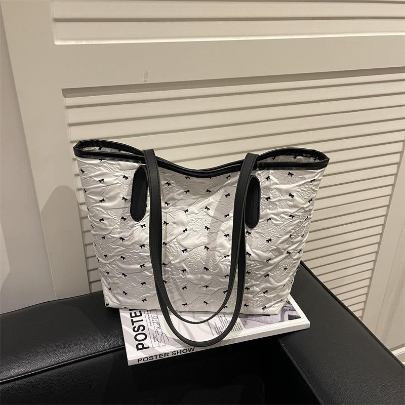 Go To Work Portable Large-capacity Bag Women's New Fashion Polka Dot Tote Bag Sweet Shoulder Armpit Bag