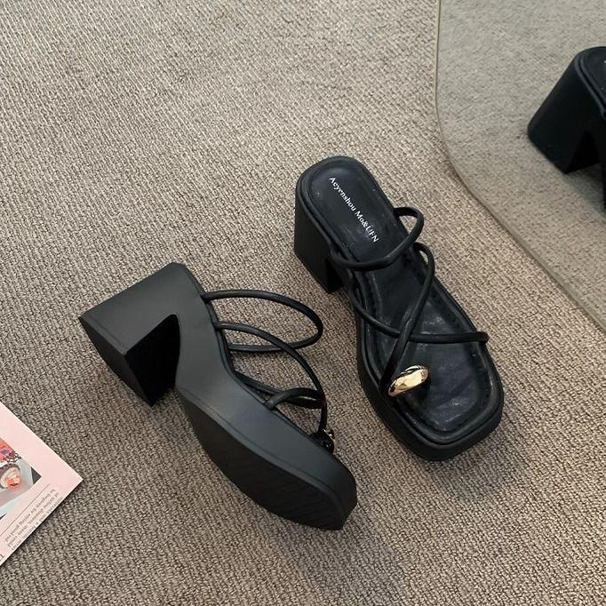 Ensemble de pantoufles d'orteils 2025 nouvelles sandales à semelle épaisse été pour femmes été nouveau pantoufles romaines à talons hauts à entre-doigts