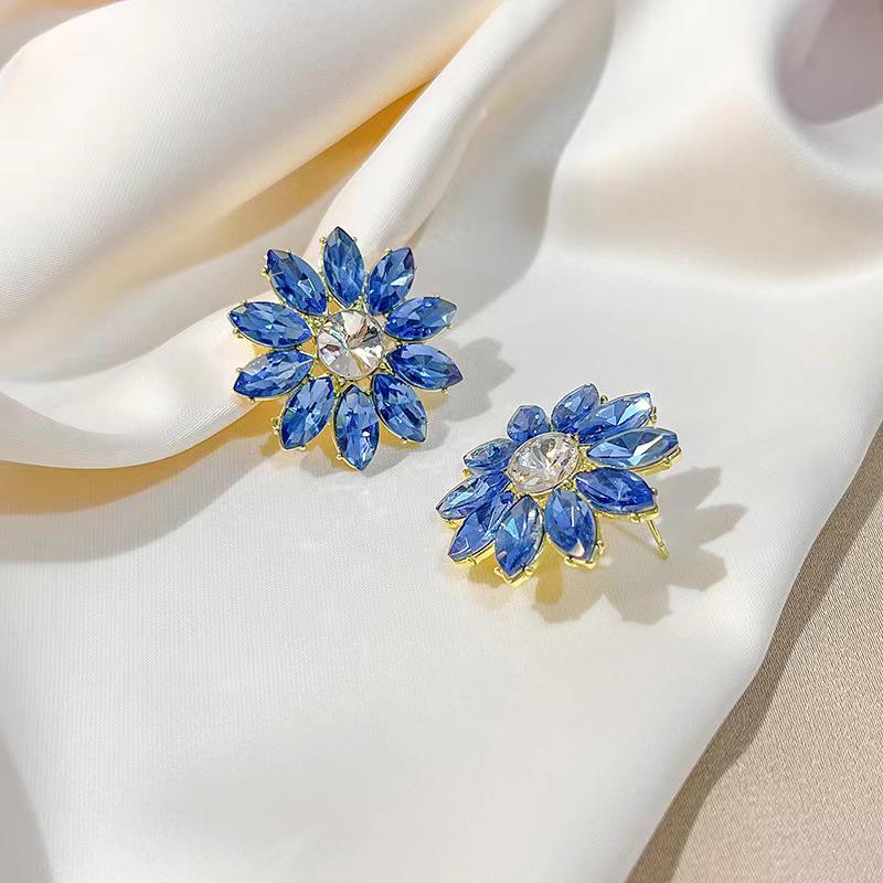 2025 Elegant Women s Emerald Leaf Crystal Stud Earrings