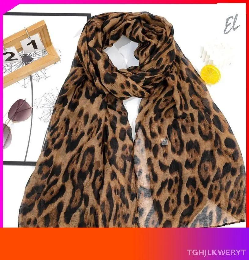 

Набір шарфів з аксесуаром One Size