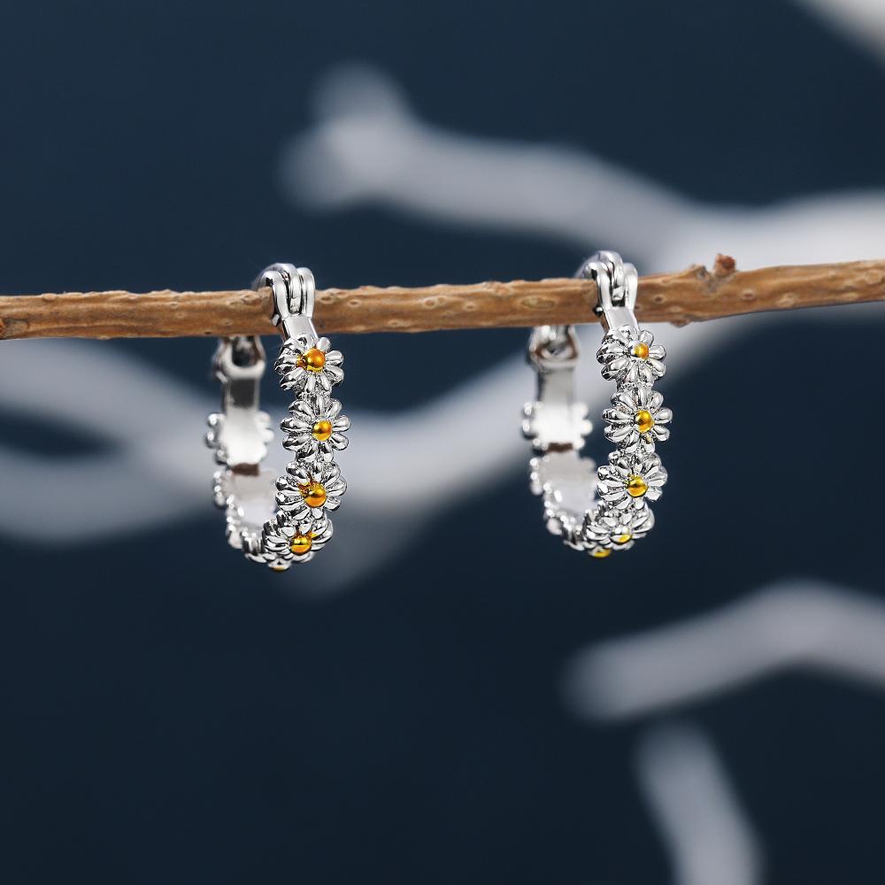 Huitan Delicate Daisy Round Hoop Earring Versatile Women Accessories Gift Romantic Bridal Marriage Earring Statement Jewelry Hot