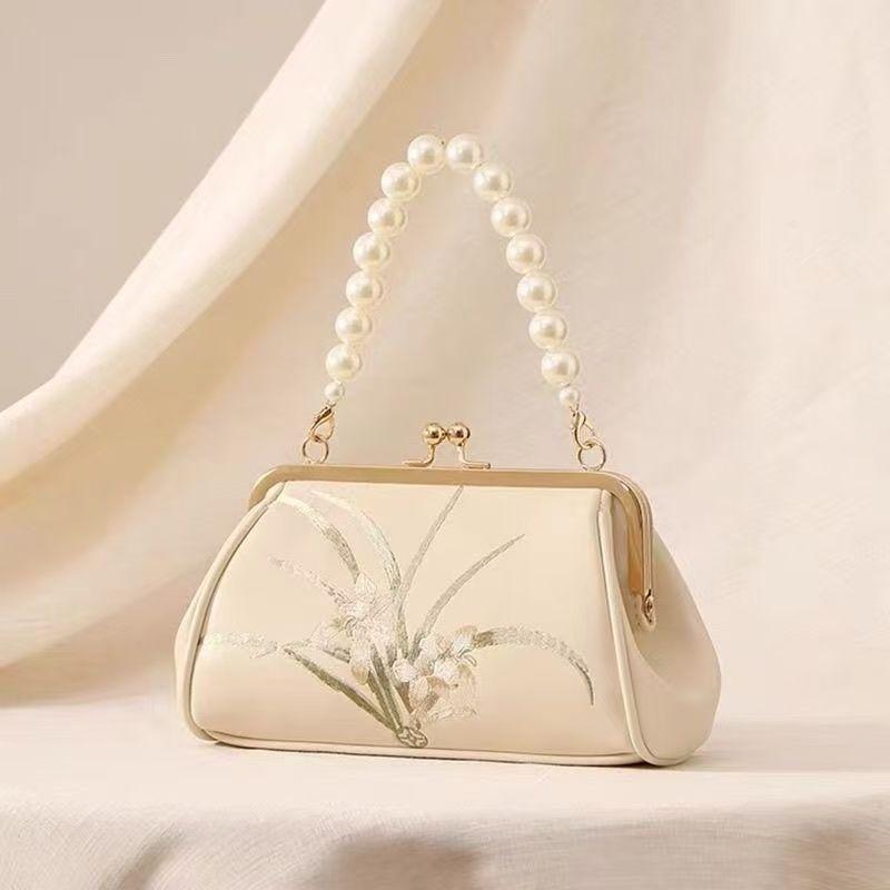 

Новый китайский стиль Китайский стиль Чонсам Вышивка Цилиндрическая сумка-цепочка Женская 2025 Новое поступление Лето Плечевая Кроссбоди Жемчужная Сумка-тоут Creamy-white (ordinary box)